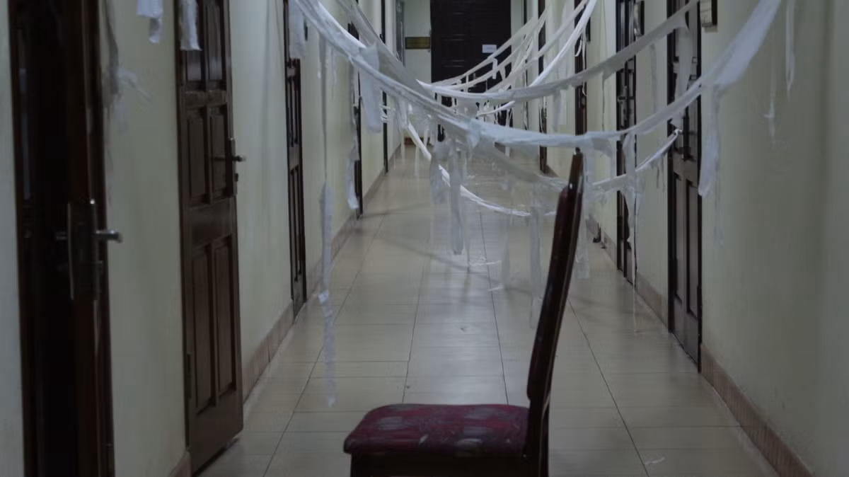 Hành lang ma quái được tạo ra từ những cuộn giấy vệ sinh bên trong tòa nhà của ĐH Quốc gia Hà Nội. Ảnh trong bài: CLB tiếng Anh - khoa Luật - ĐH Quốc gia Hà Nội cung cấp.