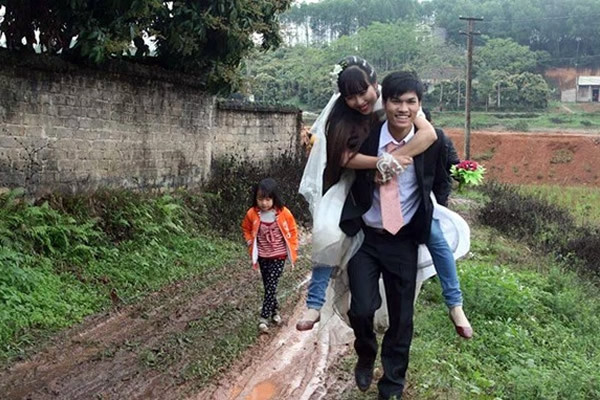Mới đây, đoạn clip ghi lại cảnh rước dâu ở một vùng quê tại Nghệ An khiến nhiều người chú ý. Đập vào mắt người xem chính là con đường đất ngập bùn. Gặp đúng thời tiết mưa bão, con đường trở nên lầy lội và cực khó đi.