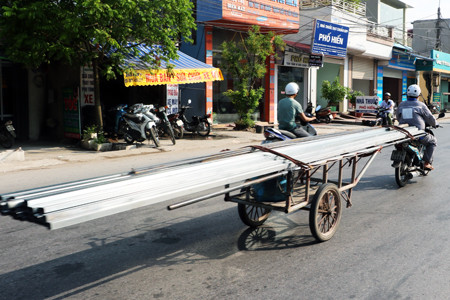 Trước đó, rất nhiều hình ảnh chở hàng cồng kềnh nguy hiểm giữa đường khiến dân mạng hãi hùng như việc chở những thanh sắt dài hàng mét trên đường phố.