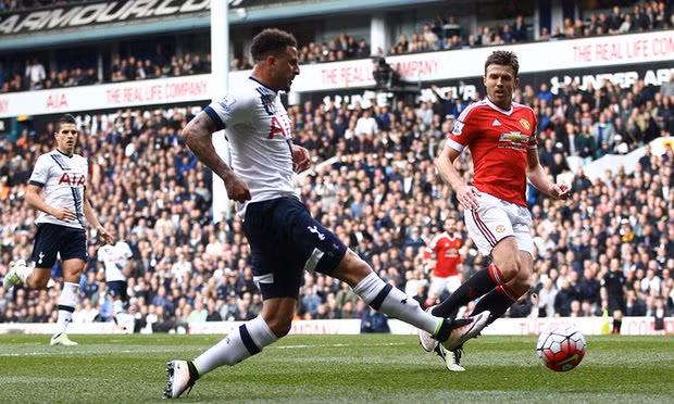 Kyle Walker đã có một ngày thi đấu xuất sắc trước Man Utd, bên hành lang cánh phải anh đã ngăn chặn được mọi đợt tấn công của đối phương. Hậu vệ 25 tuổi này cũng thường xuyên dâng cao tham gia tấn công.