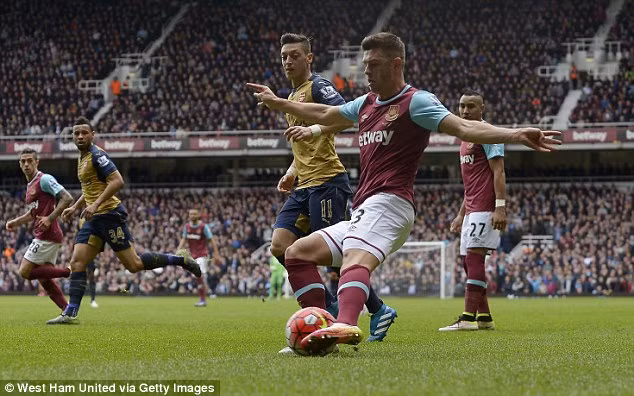 Cresswell đã hoạt động hiệu quả bên hành lang cánh trái của West Ham, nhờ có anh mà các đợt tấn công của Pháo thủ bị hạn chế tối đa. Điều này giúp cầu thủ này xứng đáng đứng vào đội hình tiêu biểu nhất vòng 33 Ngoại hạng Anh.