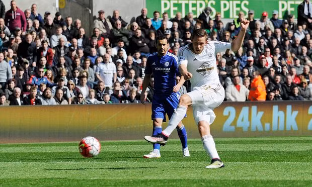 Gylfi Sigurdsson chính là người lập công duy nhất giúp Swansea đánh bại Chelsea với tỉ số tối thiểu.