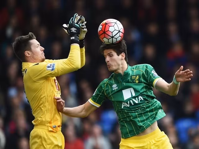 Đứng trong khung thành của đội hình tiêu biểu vòng 33 Premier League đó là thủ môn Wayne Hennessey. Bằng chính những tình huống cứu thua xuất sắc, thủ thành của Crystal Palace đã mang về chiến thắng nghẹt thở cho đội nhà.