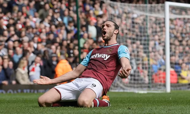 Không thể phủ nhận phong độ chói sáng của Carroll tại vòng đấu thứ 33, anh là người ghi liên tiếp 3 bàn thắng vào lưới Arsenal. Giúp đội chủ nhà có trận hòa với tỷ số 3-3 trong trận derby London. Ảnh trong bài: Reuter/ Getty Image.