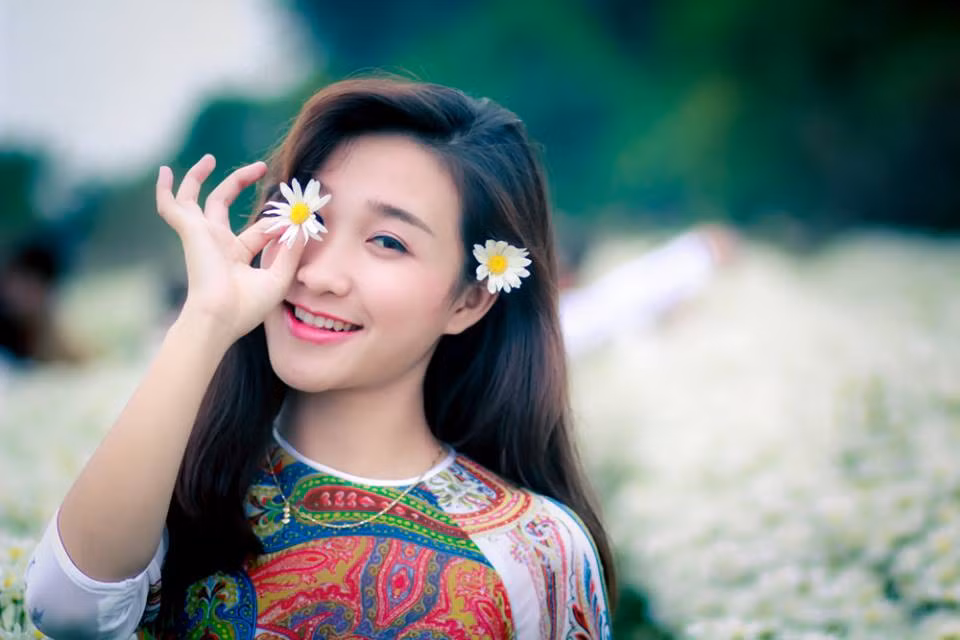 Trên các con phố như Giảng Võ, Yên Phụ, Phan Đình Phùng, Trần Nhật Duật những xe hoa chở đầy hoa cúc họa mi trắng muốt rong ruổi xuống phố đã trở thành hình ảnh vô cùng đẹp và đặc biệt.