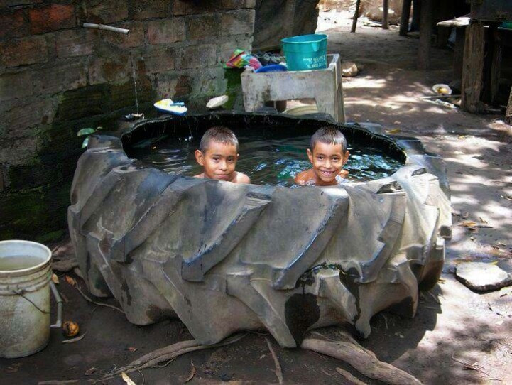 Lốp xe cũng trở thành vật dụng có thể giúp các bé có chiếc bể bơi cho ngày hè nóng nực.