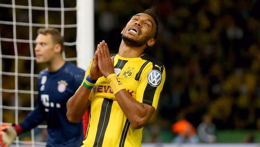 Pierre-Emerick Aubameyang là ngôi sao đang khiến vô vàn các CLB tại châu Âu phải thèm muốn. Cầu thủ này từng chơi cho U21 Pháp, nhưng những chú gà trống Goloa đã quá chậm chân trước Gabon để sở hữu cầu thủ này.