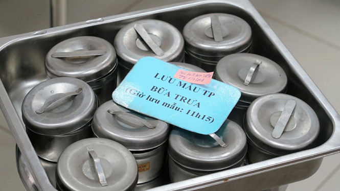 Mẫu đồ ăn trưa được lấy từ bữa ăn trưa của học sinh bán trú tại trường Đoàn Thị Điểm Ecopark được đem đi xét nghiệm.