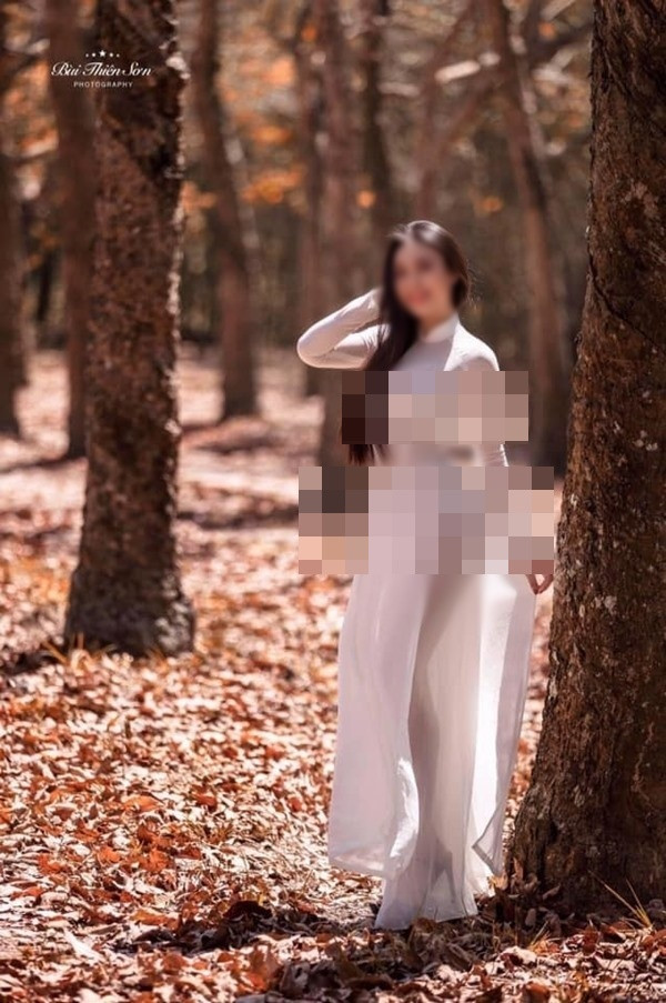 Điển hình là hình ảnh một thiếu nữ chụp hình trong rừng cao su mới đây, trong trang phục áo dài phản cảm, cô nàng này khoe thân lõa lồ sau lớp vải mỏng tang.