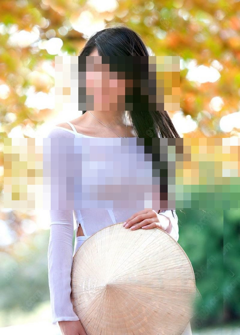 Vô tư mặc những chiếc áo dài mỏng tang, các cô gái nhận không ít gạch đá từ dân mạng.