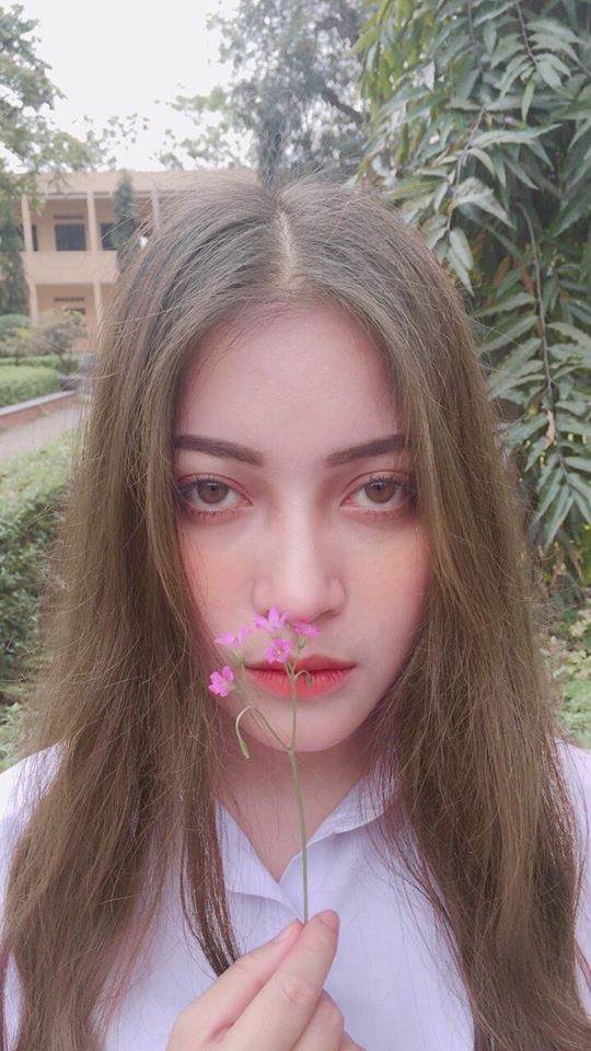 "Khi đó em còn học lớp 10, một người quen có bảo rằng thấy em hợp với chụp lookbook nên muốn mời em thử sức. Em gắn bó với công việc ấy cho đến bay giờ. Em cũng có đam mê và yêu thích việc đóng phim. Em đã tham gia đóng phim ngắn và quảng cáo nữa", Hằng tâm sự.