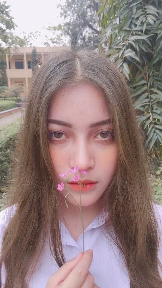 "Khi đó em còn học lớp 10, một người quen có bảo rằng thấy em hợp với chụp lookbook nên muốn mời em thử sức. Em gắn bó với công việc ấy cho đến bay giờ. Em cũng có đam mê và yêu thích việc đóng phim. Em đã tham gia đóng phim ngắn và quảng cáo nữa", Hằng tâm sự.