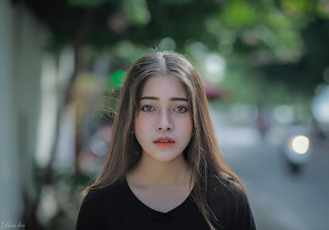 Nhìn vào Nguyễn Hằng người ta dễ dàng liên tưởng đến một cô bé con lai ngoại quốc xinh đẹp, đáng yêu.