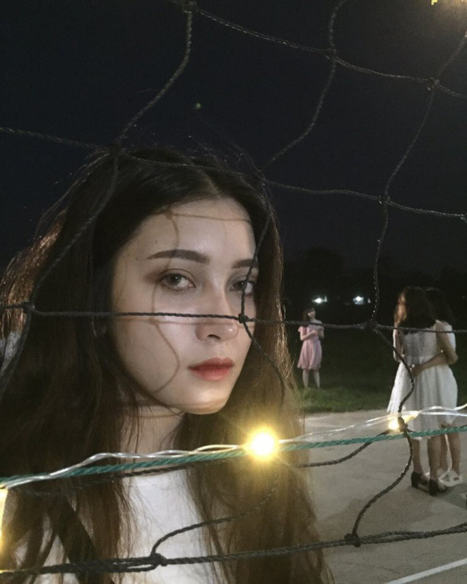 Thậm chí nhiều người còn ví vẻ đẹp của Nguyễn Hằng với nữ diễn viên Trung Quốc Địch Lệ Nhiệt Ba. Tuy nhiên, cô bạn này vẫn giữ thái độ khiêm tốn cho rằng mình chưa đạt được đến đẳng cấp đó..