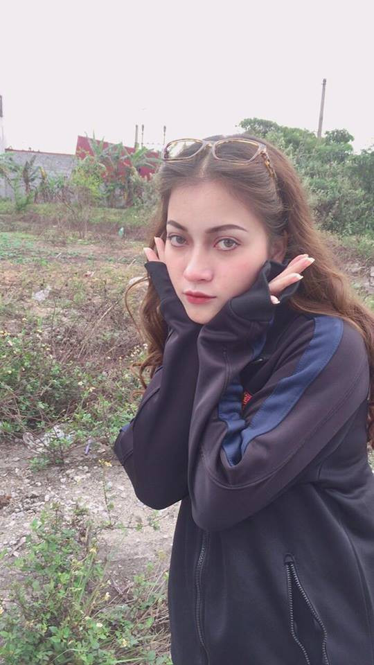 Nguyễn Hằng từng chia sẻ với nhiều bạn bè rằng từng bị nhiều người hỏi về việc sở hữu nét đẹp lai Tây. Ban đầu khi Hằng thấy rất bất ngờ vì dù sao bé cũng không quan tâm đến vẻ ngoài, chẳng nhận ra mình có giống con lai hay không. Lớn lên cô bạn này lại hết ngạc nhiên vì nhiều người hỏi quá.