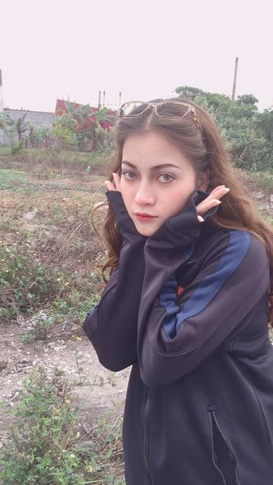 Nguyễn Hằng từng chia sẻ với nhiều bạn bè rằng từng bị nhiều người hỏi về việc sở hữu nét đẹp lai Tây. Ban đầu khi Hằng thấy rất bất ngờ vì dù sao bé cũng không quan tâm đến vẻ ngoài, chẳng nhận ra mình có giống con lai hay không. Lớn lên cô bạn này lại hết ngạc nhiên vì nhiều người hỏi quá.