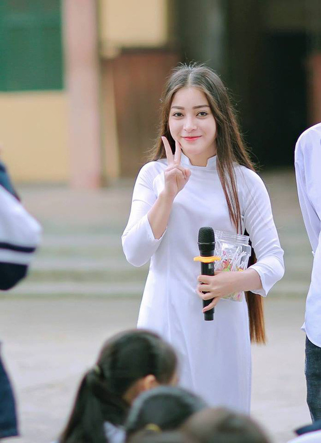 Nguyễn Hằng (SN 2000), hiện đang sinh sống tại Hà Nội, cô bạn này vừa là tân nữ viên của trường Đại học Sân khấu Điện ảnh.