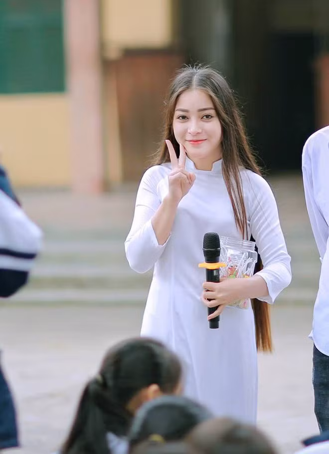 Nguyễn Hằng (SN 2000), hiện đang sinh sống tại Hà Nội, cô bạn này vừa là tân nữ viên của trường Đại học Sân khấu Điện ảnh.