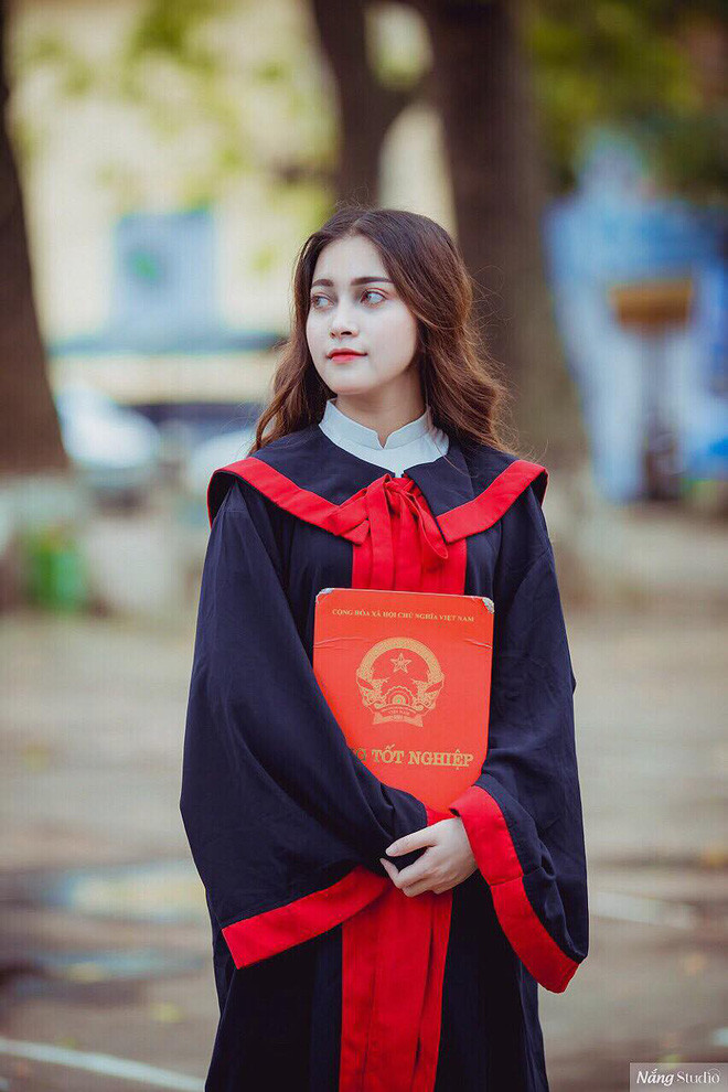 Cô bạn nữ sinh 10X này tiết lộ không phải bây giờ mà ngay từ khi còn bé đã bị nhầm tưởng là con lai.