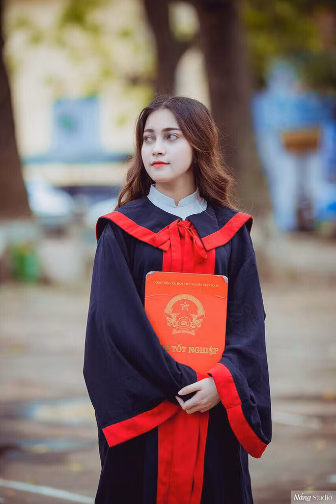 Cô bạn nữ sinh 10X này tiết lộ không phải bây giờ mà ngay từ khi còn bé đã bị nhầm tưởng là con lai.