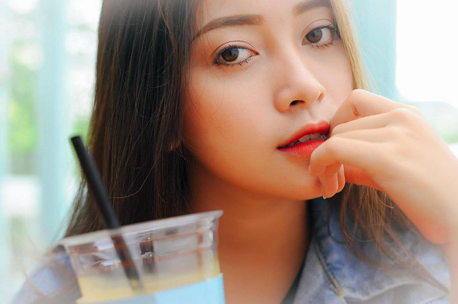 Ở độ tuổi 18, Nguyễn Hằng không sở hữu nét đẹp tròn trịa, dễ thương giống nhiều cô gái châu Á mà thay vào đó là sống mũi cao, khuôn miệng xinh xắn, đôi mắt sâu và to, làn da trắng nõn nà.