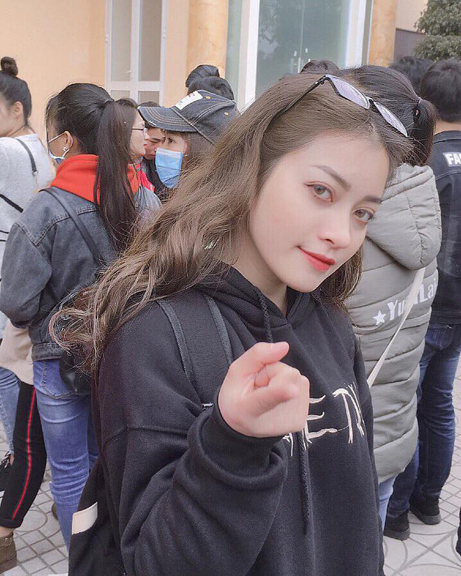 Ngoài thời gian học hành, Nguyễn Hằng còn có sở thích xem phim và ngồi một mình nghe nhạc.