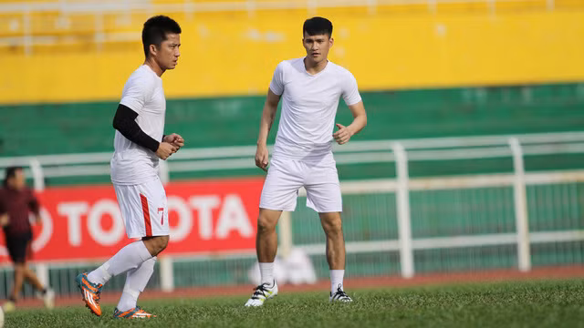 Nhưng việc phải đối diện với quá nhiều những cái tên sừng sỏ của bóng đá chuyên nghiệp Việt Nam khiến đội bóng non trẻ quyền chủ tịch Công Vinh gặp rất nhiều khó khăn. Sau 5 vòng đấu ở V-League 2017 họ đã tụt xuống vị trí 13/14 đội bóng tham dự giải điều này khiến cựu tiền đào của ĐT Việt Nam phải xỏ giày vào sân để thị phạm cùng các "nhân viên" của mình. Ảnh: Đình Viên.