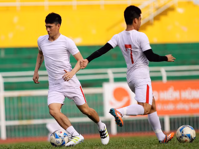 Theo nhiều nguồn tin cho biết, nếu CLB TP HCM còn thi đấu bết bát tại chặng đường còn lại của V.League 2017, nhiều khả năng Công Vinh sẽ chính thức trở lại sân cỏ để giải cứu đội bóng của mình. Nếu việc này xảy ra thì có lẽ đây là lần đầu tiên trong làng bóng đá thế giới có một vị quan chức CLB xỏ giày chiến đấu để cứu đội nhà. Ảnh: Đình Viên.