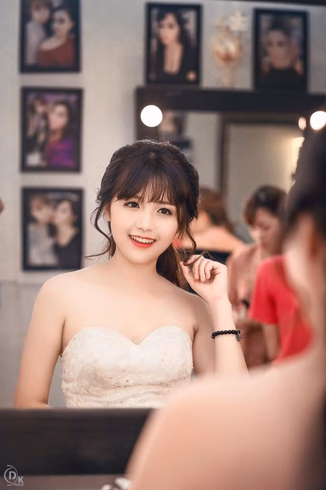 Bắt đầu nổi tiếng bằng chính hình ảnh giản dị nhưng đẹp hút hồn trong màu áo học sinh Mai Trang còn từng được nhiều người ví như "thiên thần áo trắng" của lứa tuổi học trò.