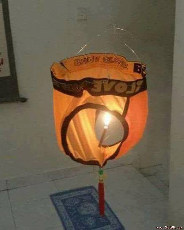 Mặc dù có hơi phản cảm nhưng đây chính là chiếc đèn lồng từng được nhiều bạn trẻ đăng tải trên mạng xã hội những ngày cận kề trung thu.