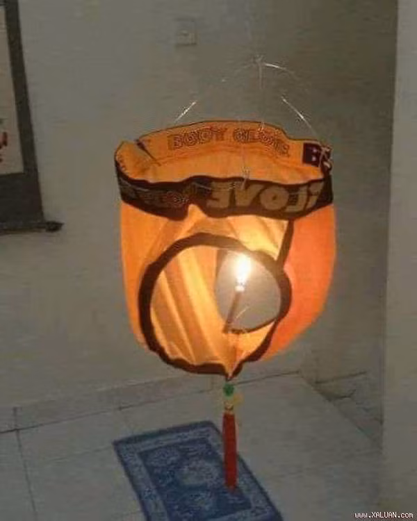 Mặc dù có hơi phản cảm nhưng đây chính là chiếc đèn lồng từng được nhiều bạn trẻ đăng tải trên mạng xã hội những ngày cận kề trung thu.