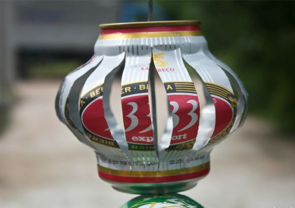 Vỏ bia để tạo ra đèn lồng đã đi vào quá khứ và không thể đọ sức được với những mẫu đèn mới lạ, hấp dẫn.