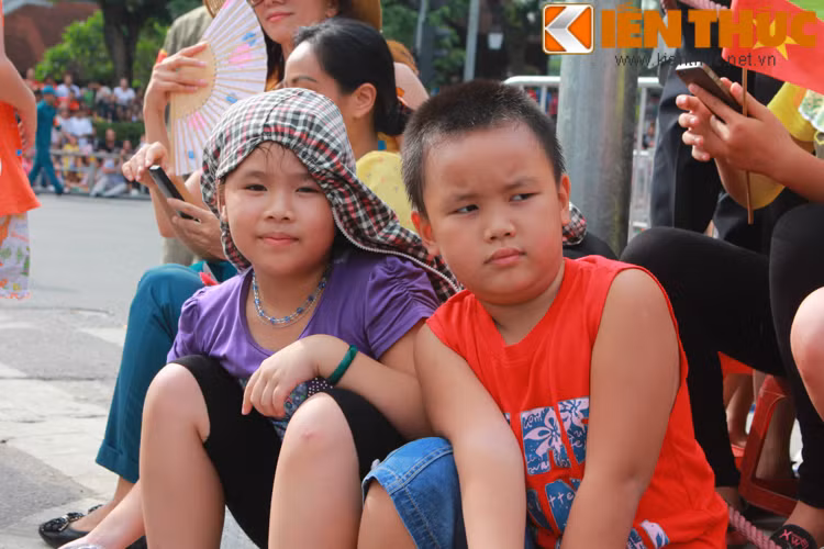 Cháu Linh Anh hiện ở Hà Nội nói:"Cháu thích nhất là các cô cảnh sát đặc nhiệm vì các cô ý rất xinh".