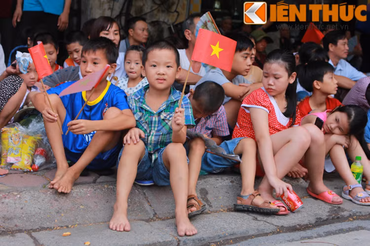 Bố mẹ bé Anh Tuấn hiện đang học tiểu trường Ba Đình chia sẻ:"Cháu nhà tôi khá háo hức với Lễ diễu binh kỷ niệm Quốc khánh 2/9 lần này, cháu dậy từ khá sớm và khác với mọi ngày cháu tự chuẩn bị quần áo tươm tất và sau đó còn giục vợ chồng tôi phải đến thật sớm".