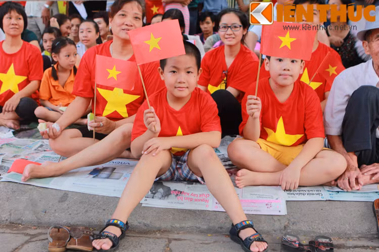 Các bé khá hào hứng mỗi khi có đoàn diễu binh đi qua. Cháu Minh Hoàng hiện ở đường Hoàng Hoa Thám nói:"Cháu ước mơ trở thành bộ đội để được đi như các chú ý".