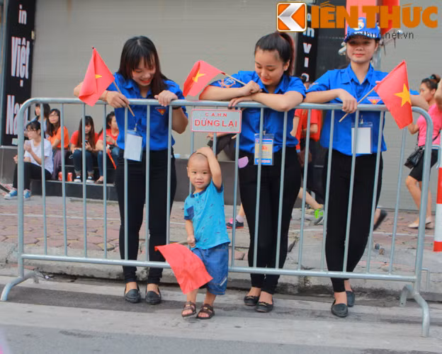 Cac cuu chien binh, be thieu nhi hao huc voi le dieu binh 2/9