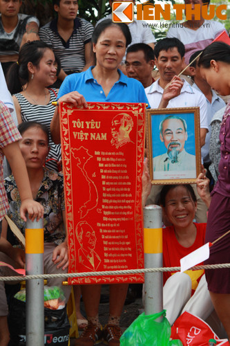 Ảnh Chủ tịch Hồ Chí Minh được một người dân dương lên cao mỗi khi có đoàn diễn binh đi qua.