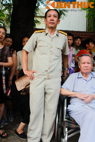 Còn với các cựu chiến binh, những người đã đóng góp công sức, xương máu của mình vào đại nghiệp giành độc lập tự do của dân tộc, lễ diễu binh, diễu hành sáng nay rất thiêng liêng đối với họ. Cựu chiến binh Cáp Vũ Tuấn, sĩ quan tham của sư đoàn 325 quân đoàn hai chia sẻ:"Tôi cảm thấy rất vui và hạnh phúc. Nhất là khi đã đưa được bố mình là thương binh chống Pháp tham gia vào ngày hội lớn của cả nước".