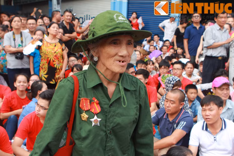 Cựu chiến binh Hoàng Thị Thìn hiện đang ở phố Trung Liệt từng là thủ kho quân lương tại chiến trường Điện Biên Phủ chia sẻ cụ rất vui mừng khi còn đủ sức khỏe để hòa vào dòng người đến với Lễ diễu binh kỉ niệm 70 ngày Quốc khánh 2/9.