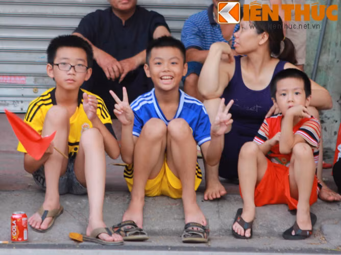 Bên cạnh đó cũng có những em nhỏ vẫn khá vui tươi và thể hiện những biểu cảm hết sức dễ thương.