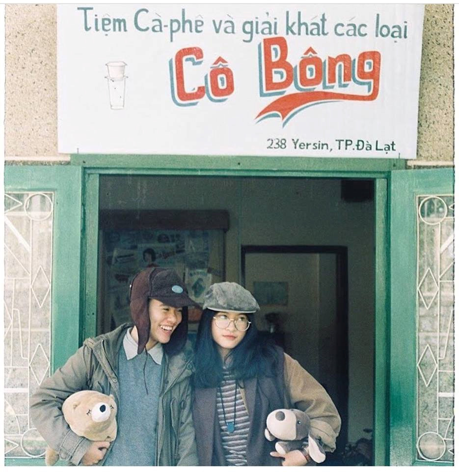 Không chỉ có mặt tiền, khu vực xung quanh quán cà phê cũng được trang trí xinh xắn.