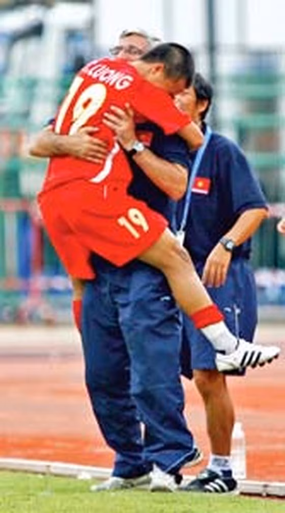 Với bàn thắng của Vũ Phong đã giúp ĐT Việt Nam vượt qua ĐT Malaysia với tỷ số 3-2 để mở rộng đường vào vòng trong AFF Suzuki Cup 2008 với ngôi thứ 2 bảng đấu có Thái Lan.