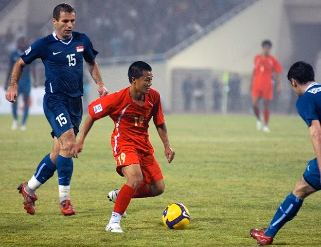 Tiếp đón Singapore trên sân Mỹ Đình, tuyển Việt Nam đã thể hiện lối đá khởi sắc cùng những đợt lên bóng tưng bừng, tuy nhiên may mắn đã không đứng về phía chúng ta. Kết thúc trận đấu với tỉ số 0-0, Việt Nam gặp nhiều bất lợi trong trận lượt về.