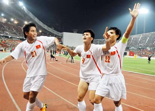 Việt Nam đối đầu với Thái Lan chưa bao giờ là dễ dàng, đặc biệt khó khăn hơn khi chúng ta phải làm khách. Thế nhưng điều thần kỳ đã bắt đầu từ trận đấu đó, Việt Nam thi đấu kín kẽ trước người Thái.