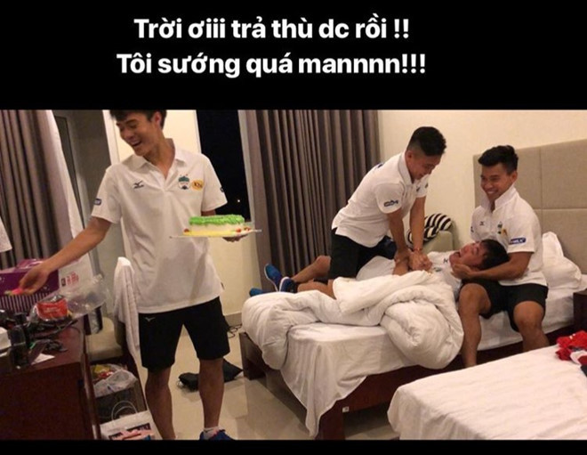 Tối 28/4 khi HAGL đã đá xong trận đấu ở Cúp Quốc gia, các cầu thủ HAGL trở về phòng khách sạn. Xuân Trường bị Văn Thanh khống chế, có muốn thoát ra cũng không được. Trong khi Văn Toàn thong thả úp bánh kem vào mặt người bạn thân. thì đội trưởng U23 Việt Nam la hét trong vô vọng, vì biết Văn Toàn chẳng thể nào tha cho anh.