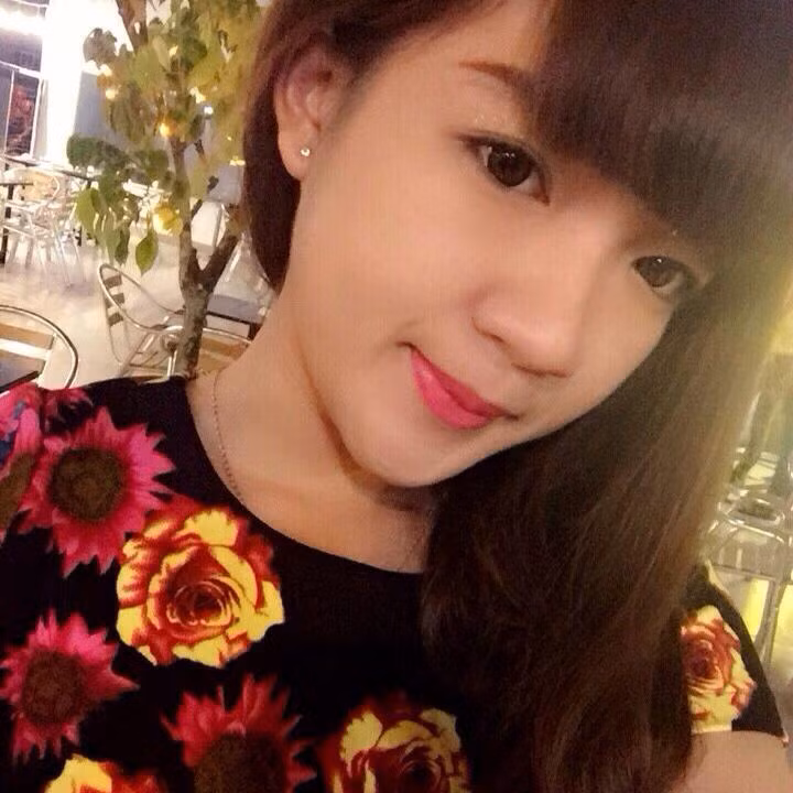 Hạnh Nguyên sinh năm 1996 tại Cần Thơ. Hiện cô bạn gái cầu thủ của CLB Hà Nội T&amp;T này đang sinh sống và học tập tại TP HCM.