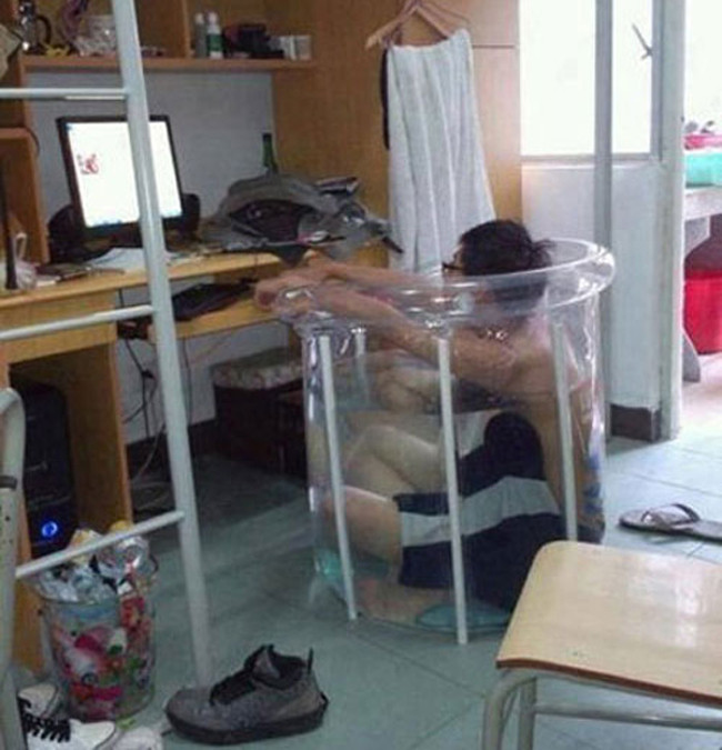 Nhiều người cho rằng ngâm mình trong nước sẽ làm giảm nhiệt cơ thể, nhưng ngâm không đúng cách sẽ mang đến nhiều hiểm họa khó lường cho cơ thể.