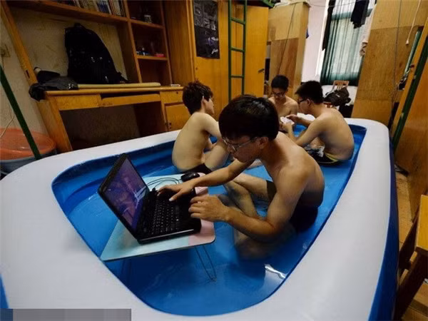 Nhiều người đã chọn cách mua bể bơi hơi về để ngâm mình trong phòng trong những ngày nắng nóng.