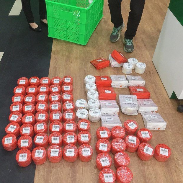 Sau thời gian bán quần áo, bán cơm rang, bán vòng tay thì mới đây, Thúy Vi quyết định kinh doanh thêm một loại hàng nhanh thu về hơn là: kem trộn.