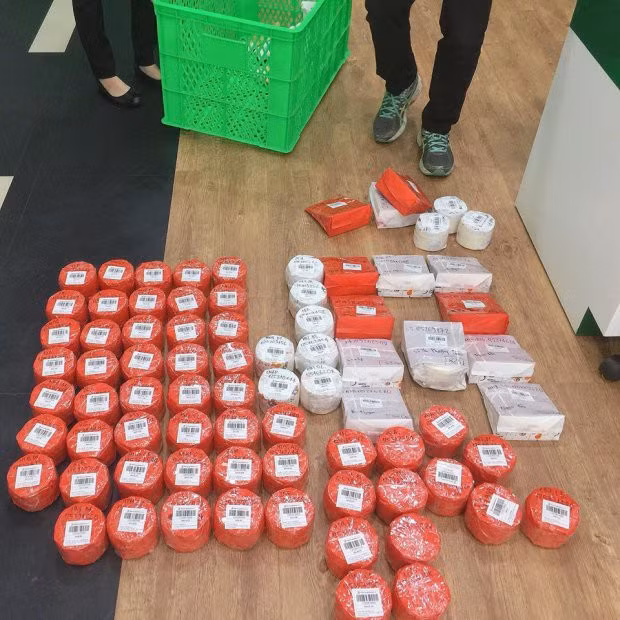 Sau thời gian bán quần áo, bán cơm rang, bán vòng tay thì mới đây, Thúy Vi quyết định kinh doanh thêm một loại hàng nhanh thu về hơn là: kem trộn.